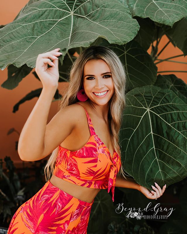 It&rsquo;s truly unfair how photogenic one human can be!!! @taylor.langlois 😍😍😍 &bull;
&bull;
&bull;
#BGPseniors #classof2020 #seniorpictures #ssgmagazine #seniorstunner #posepatch #modernsenior #thetwelfthyear #instasenior #inspiringteensmagazine