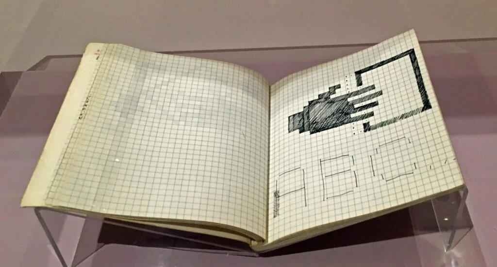 لاحقاً عُرض النوت بوك التي استخدمته سوزان كير في تصميم الأيقونات بمعرض التصاميم في لندن.