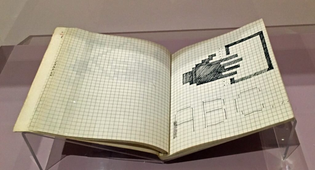 لاحقاً عُرض النوت بوك التي استخدمته سوزان كير في تصميم الأيقونات بمعرض التصاميم في لندن.