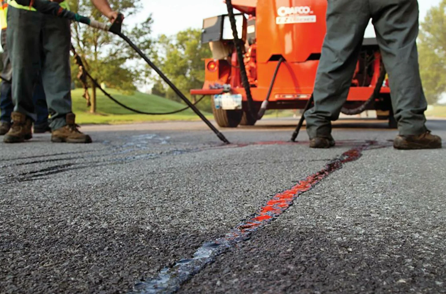 Hot-applied crack filling on asphalt