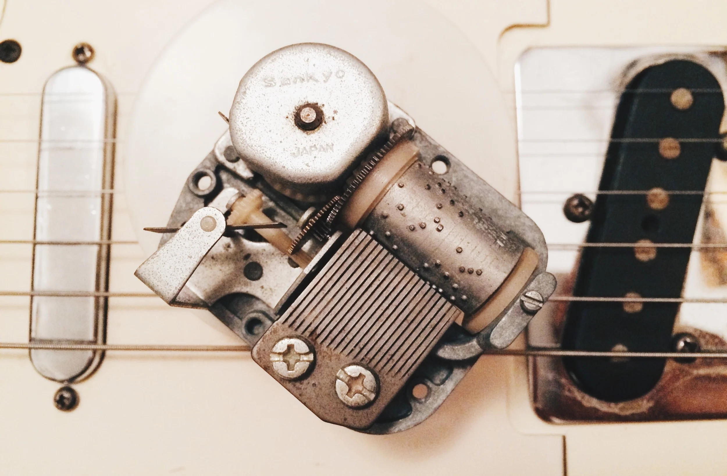 Extended Techniques For Electric Guitar: The Pickup As A Microphone