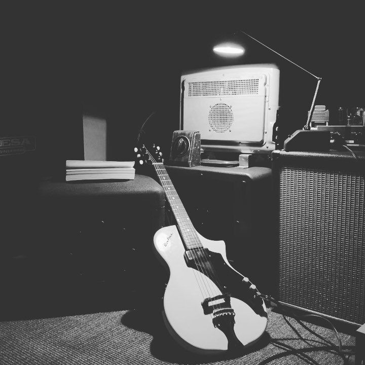 {miniature i}

&quot;never you mind&quot;
by @danforsythmusic 

airline/supro 33 special
--&gt;
pedals
----&gt;
bell &amp; howell aq-2a
------&gt;
ls-170 speaker cab