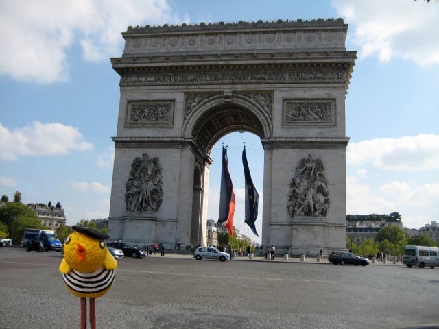 Pulcina at the Arc de Triomphe