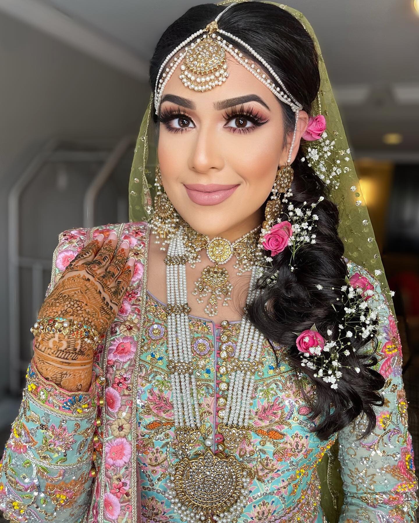 My beautiful destination bride @madiha_ahmed all glammed for her Mehndi event at @chateau_elan in Atlanta, Georgia tonight !🤍

Bridal Glam + Dressing | @humasbridals 
Outfit | @nomiansari 
Venue : @chateau_elan