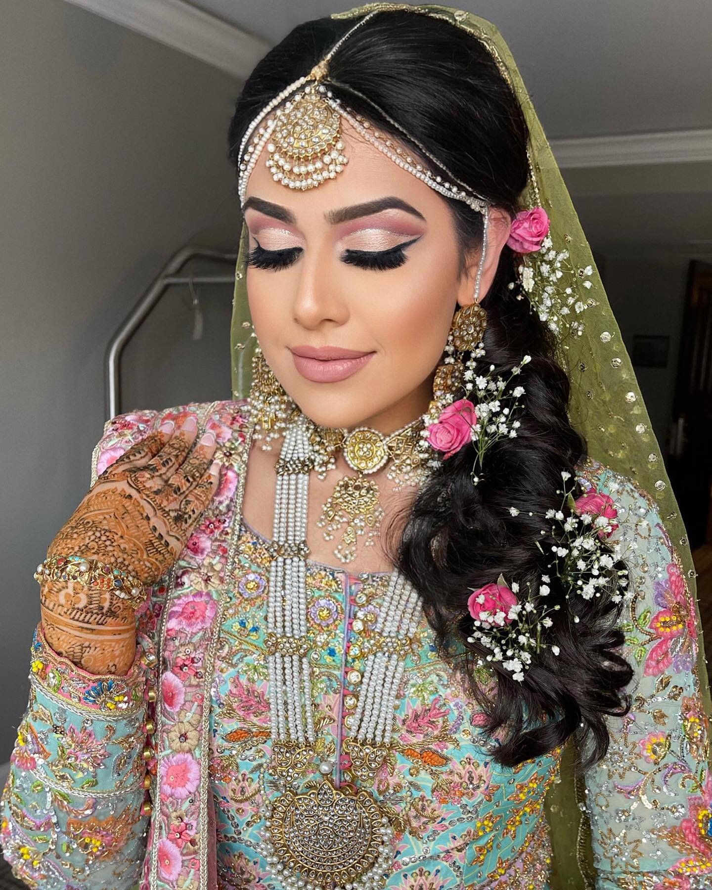 Loved creating this soft cut crease glam for Madiha on her Mehndi event🤍

Bridal Glam + Dressing | @humasbridals 
Outfit | @nomiansari 
Venue : @chateau_elan