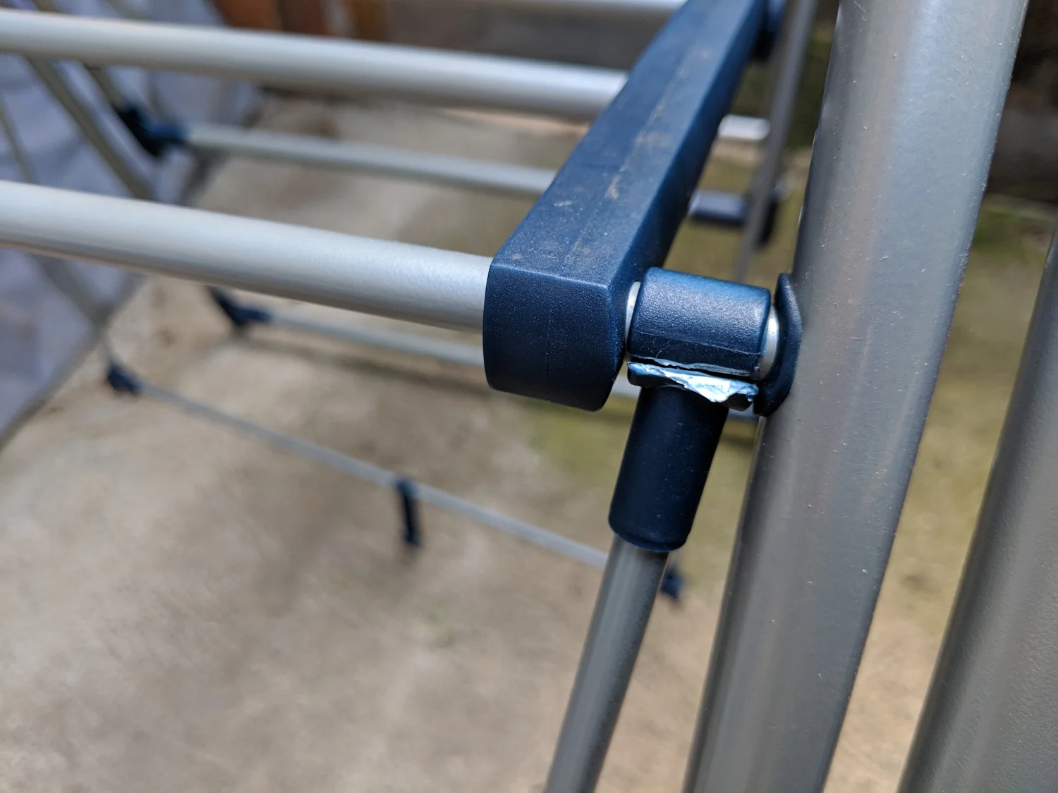 The failure mode of the original hinge