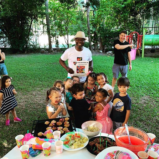 Thanking the community of Prem Mansion in Bangkok and especially the kids and their parents for a little fundraising event celebrating Siam's birthday! Dance with the kids for charity🤗