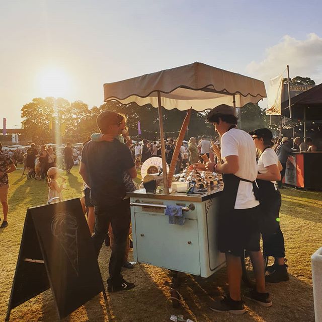 Sun is setting &amp; @megmacmusic is rocking... @fairgroundsfestival ... what an atmosphere... thanks for having us!!! #fairgroundsfestival
#2019
#festivallife
#musicfestival 
#megmac 
#caseychambers 
#liamgallagher 
#gourmetfood 
#familyfriendly
#li