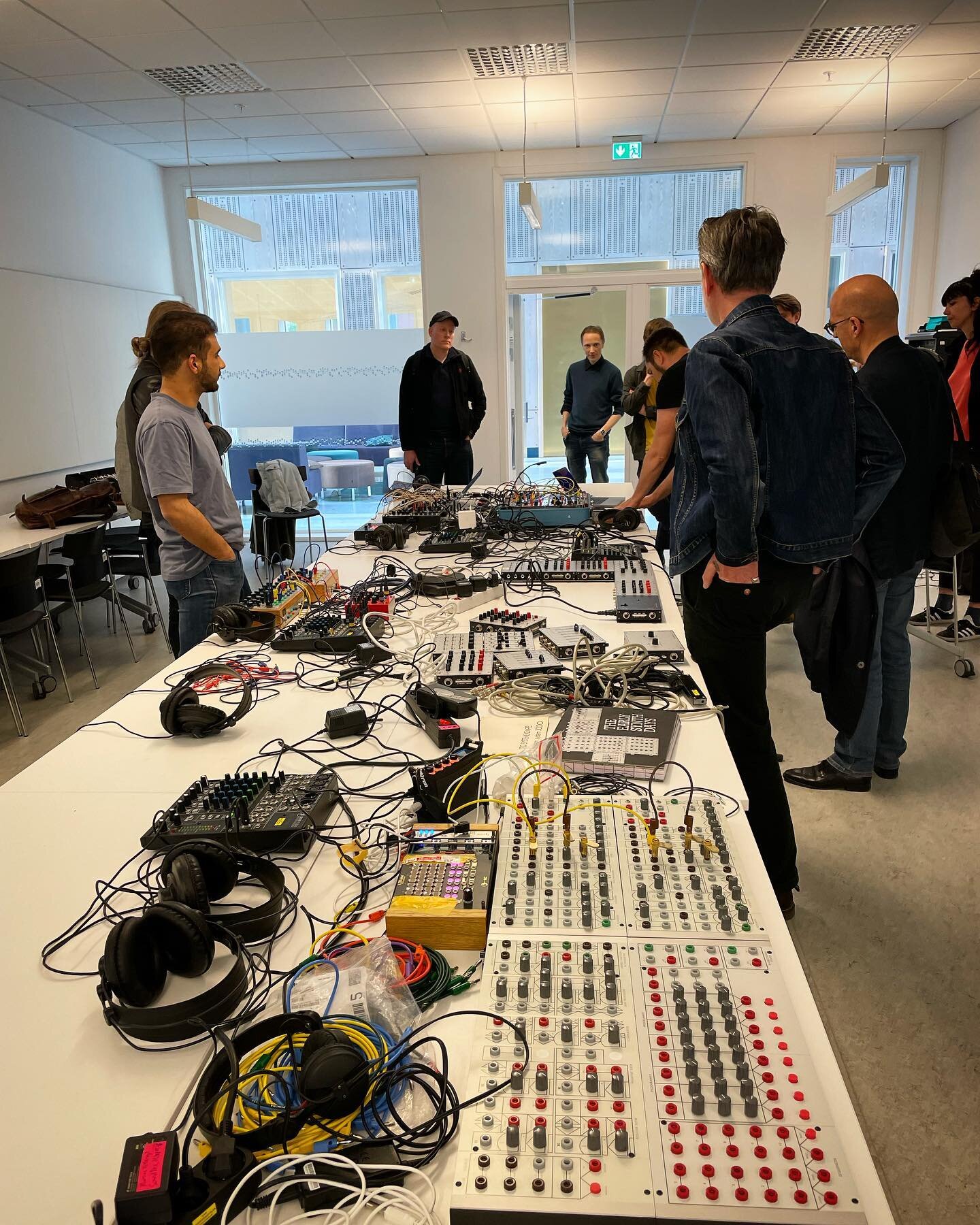 Throwback to a couple of weeks ago, at a small modular meetup at KMH put together by @codespira1 , good times, I did a show and tell about the amazing #7375serge panels built by @thc.synth , save the date 11 nov 2022, then another #modularsynth event