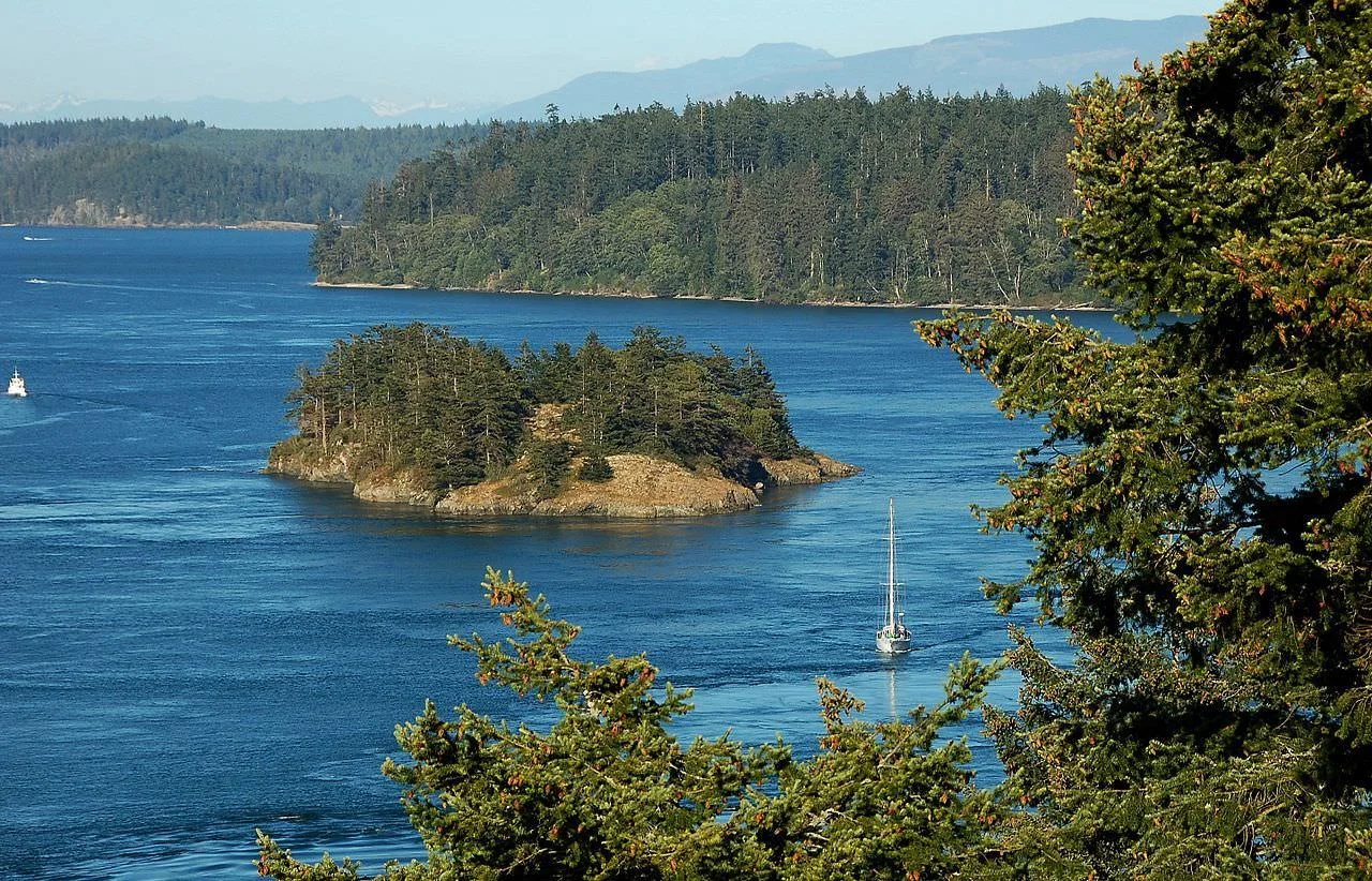 Deception_Pass,_Puget_Sound,_Washington_State_-_panoramio.jpg