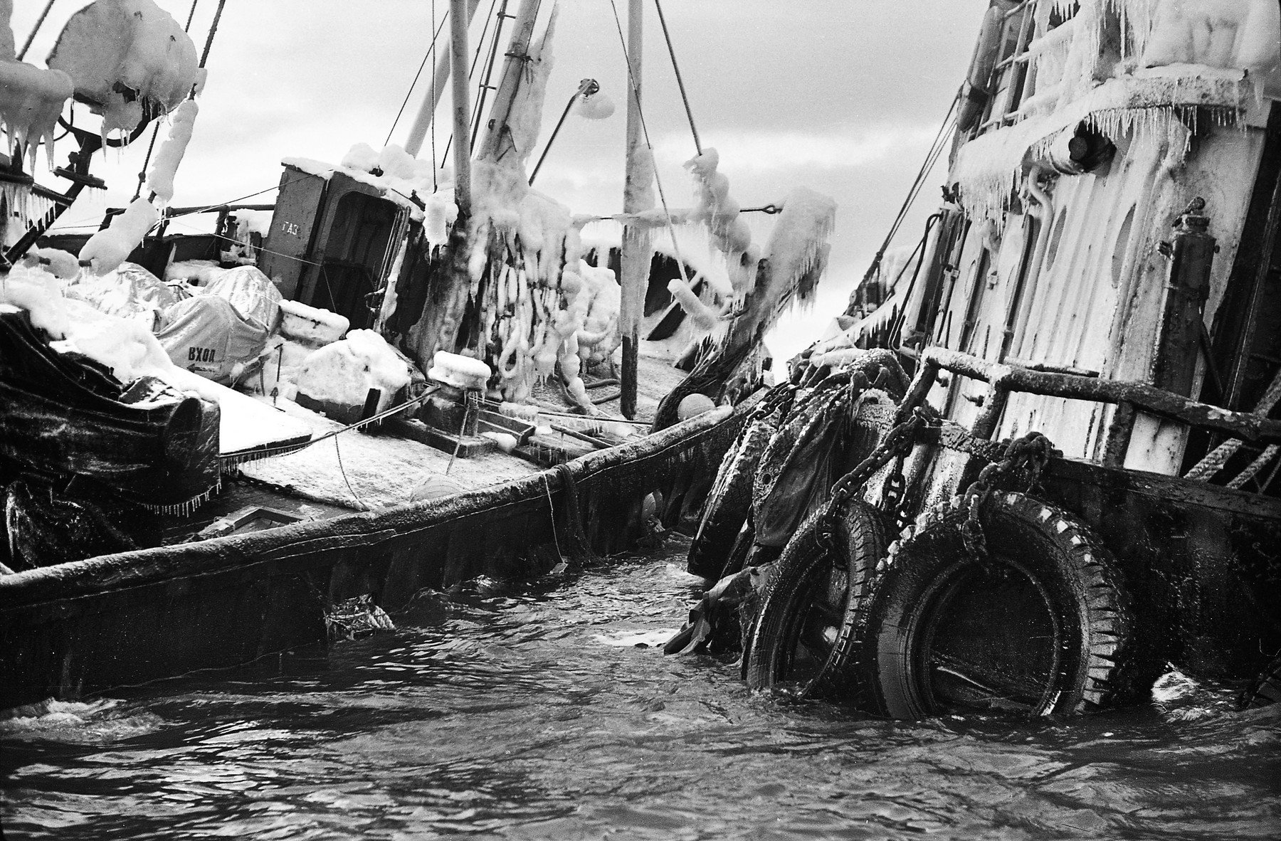 Nature-conscious Crisis Response: On Rewarding the Guardianship of Marine Salvage