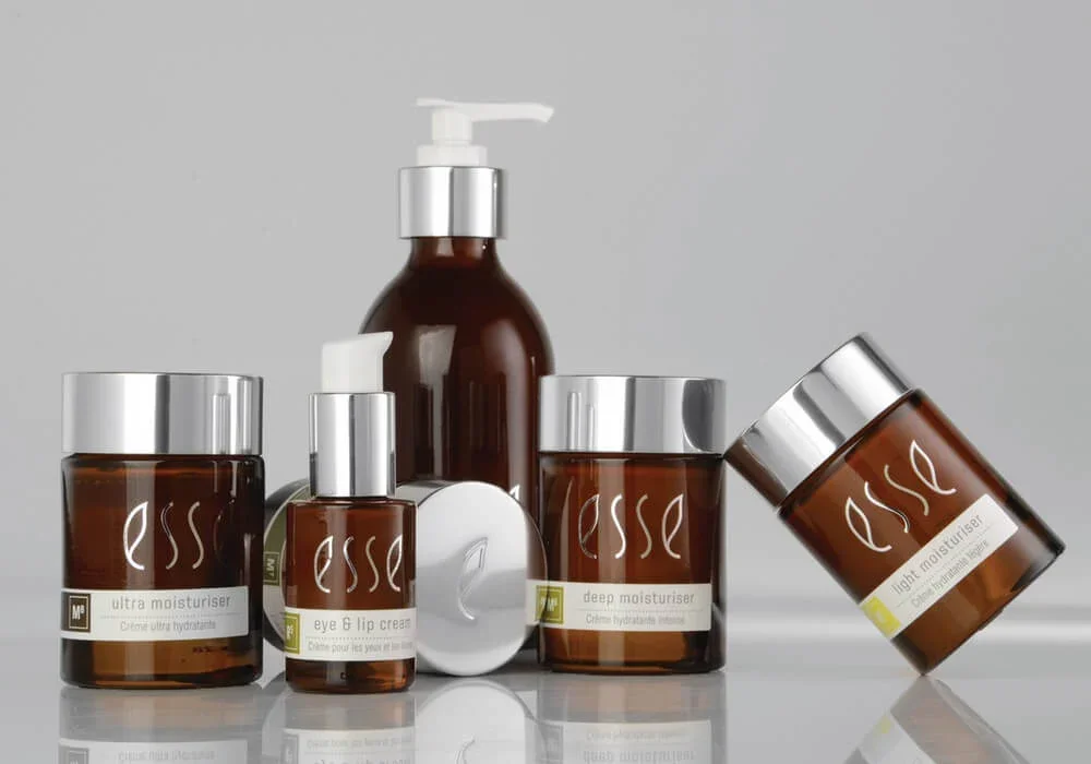  Esse Skincare er en naturlig og økologisk hudplejeserie, der arbejder MED huden og styrker hudens eget naturlige forsvar gennem gode bakterier (probiotika), der hjælper med at skabe balance i huden.  Esse støtter hudens eget system, så den bliver me