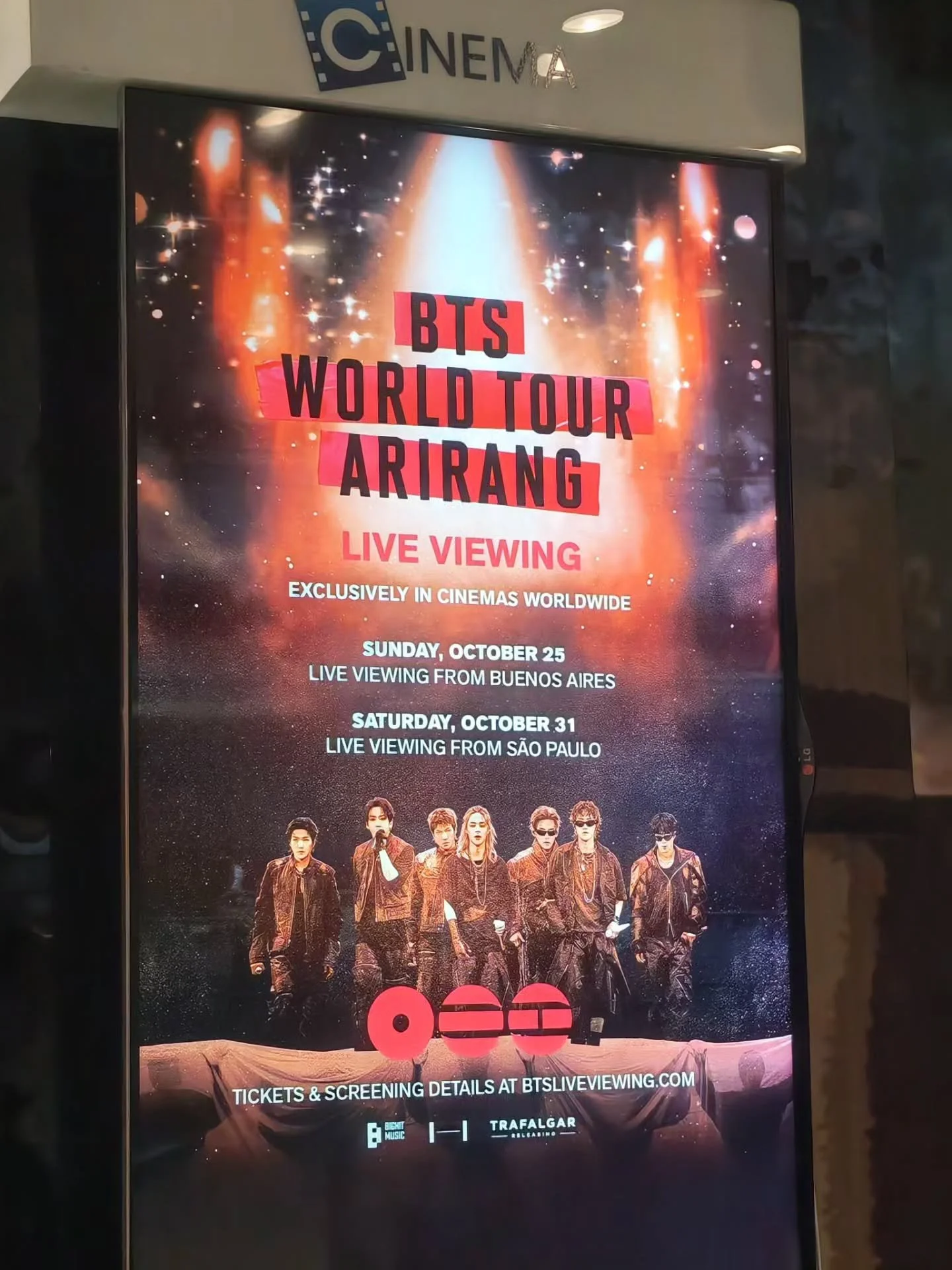 298/365

I think I've watched all the live viewings in cinemas so far (well, this was a delayed live viewing coz of the time zone) but still, every time they walk in to the stadium with the Hooligan intro, I get kilig all over again. What more when I