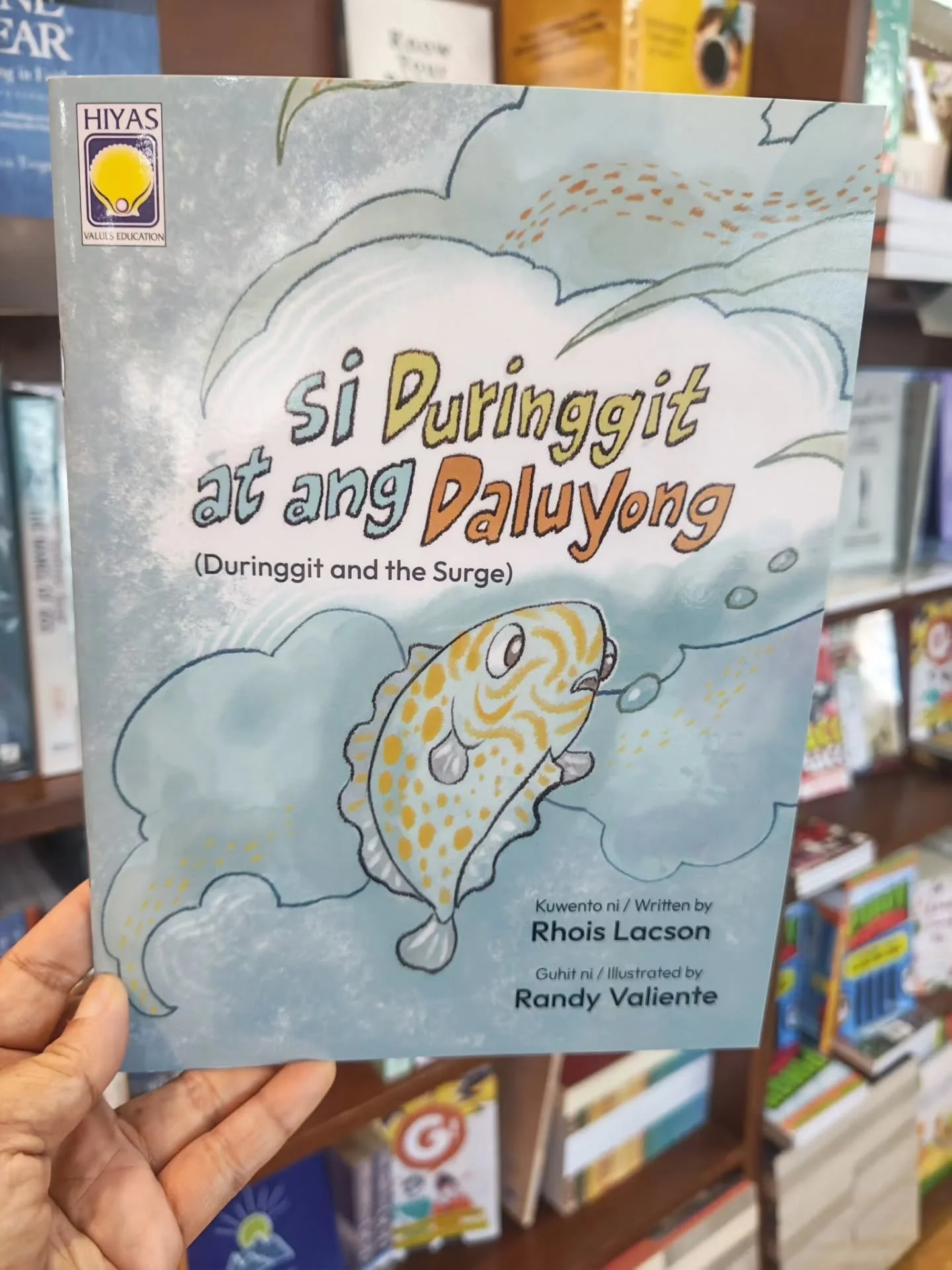 Si Duringgit at ang Daluyong
Kwento ni Rhois Lacson
Guhit ni Randy Valiente
Published by @hiyas_books @omfliterature 

Ang cute (at kulit) ni Duringgit kaya na invest ako sa kanyang adventure sa gitna ng daluyong. Also, ngayon ko na lang ulit narinig