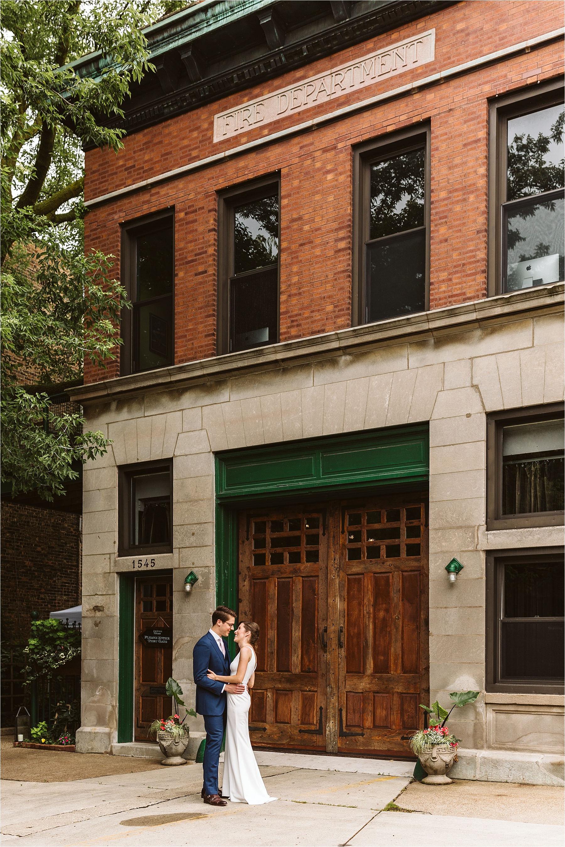 Intimate Firehouse Chicago Wedding_0004.jpg