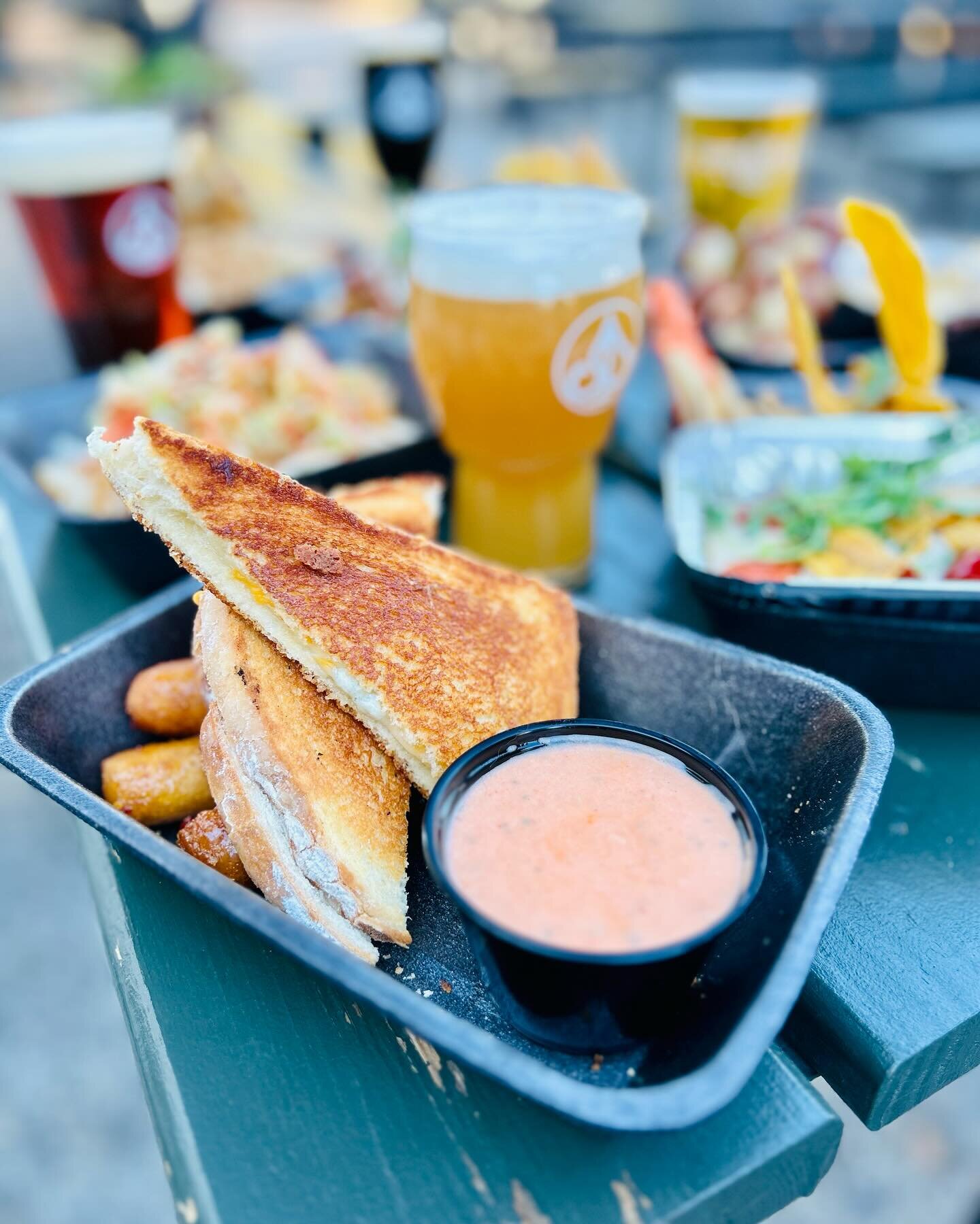 Cure those Wednesday blues with the best grilled cheese in town

4-9pm

#twistedeats #twistedeatstruck #slowplaybrewing #rockhillsc