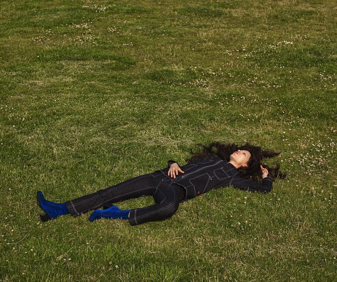 Beautiful Besa🌱 Shot by @kiahartelius styling by me @livkragh hair @ayoeness make-up @dausell model @besatafari #fashion #summer #greengrass #denim #blueboots #style #fashionstylist