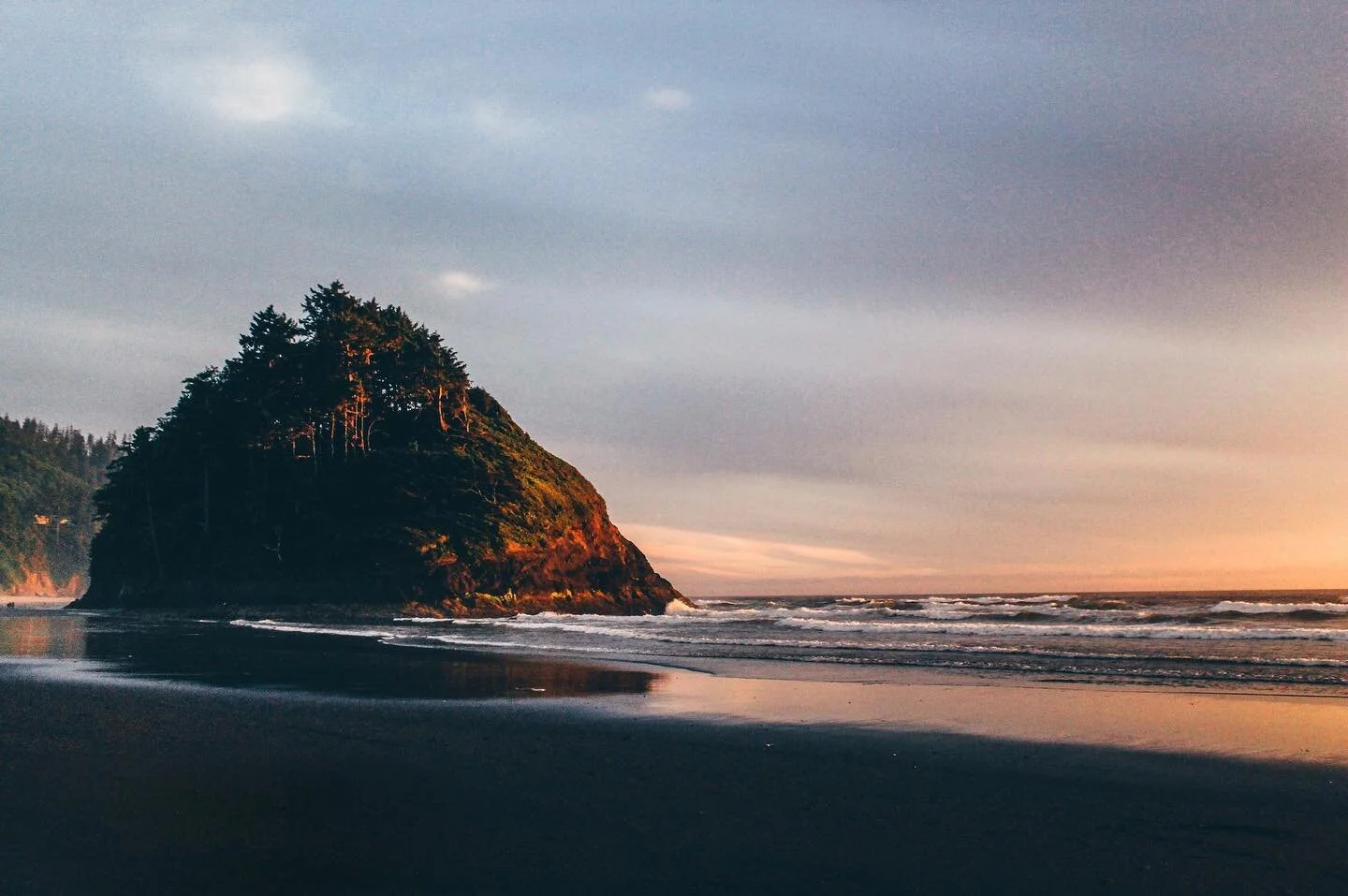 Woke up missing the beach and this specific sight this morning. 💛

When Alex and I went to the beach last September, it was to escape the heat of Portland, and it was overcast and rainy. We also spent the whole weekend sleeping, which really tells y