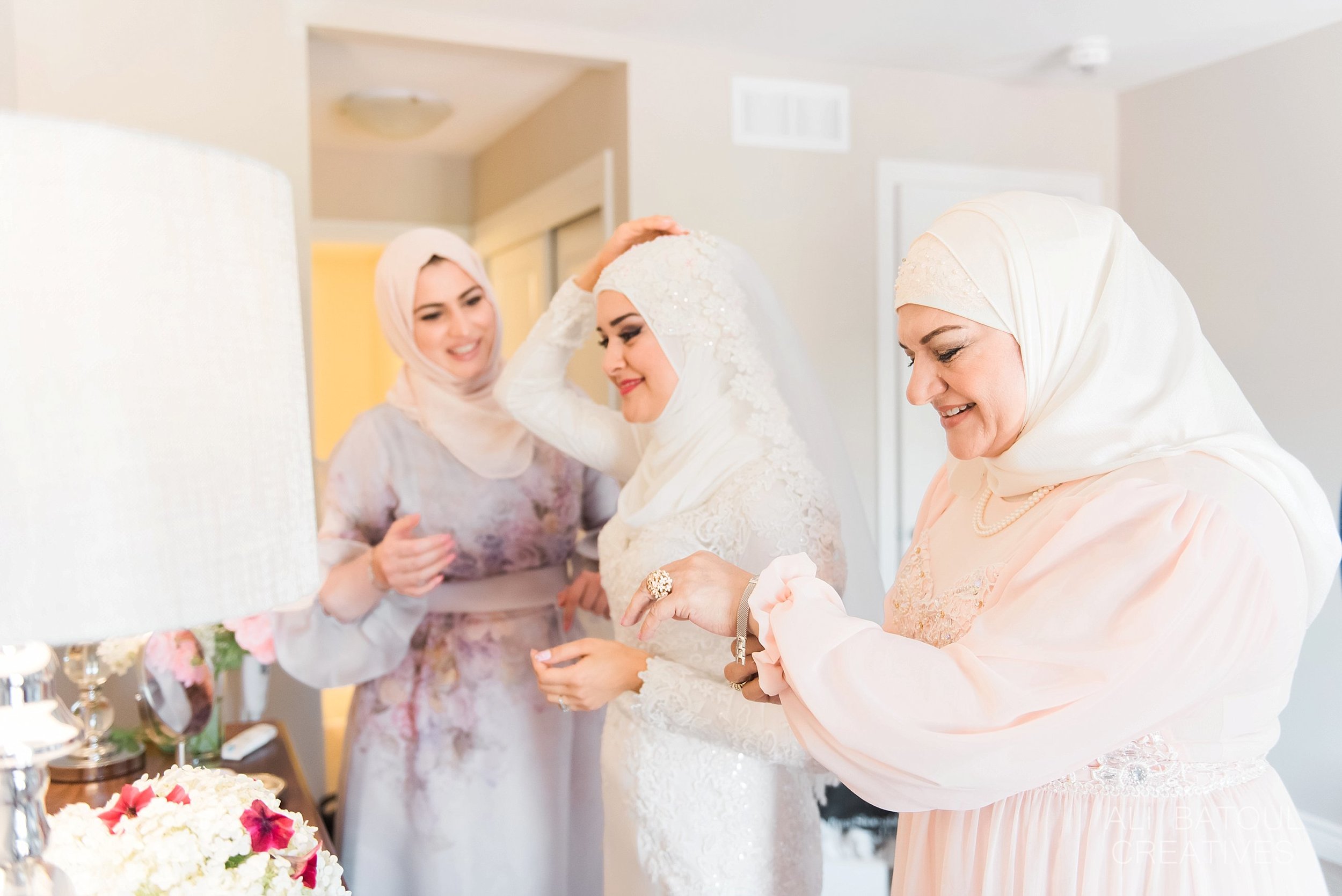  Hanan's mother and best friend helped her get ready for the big day. 