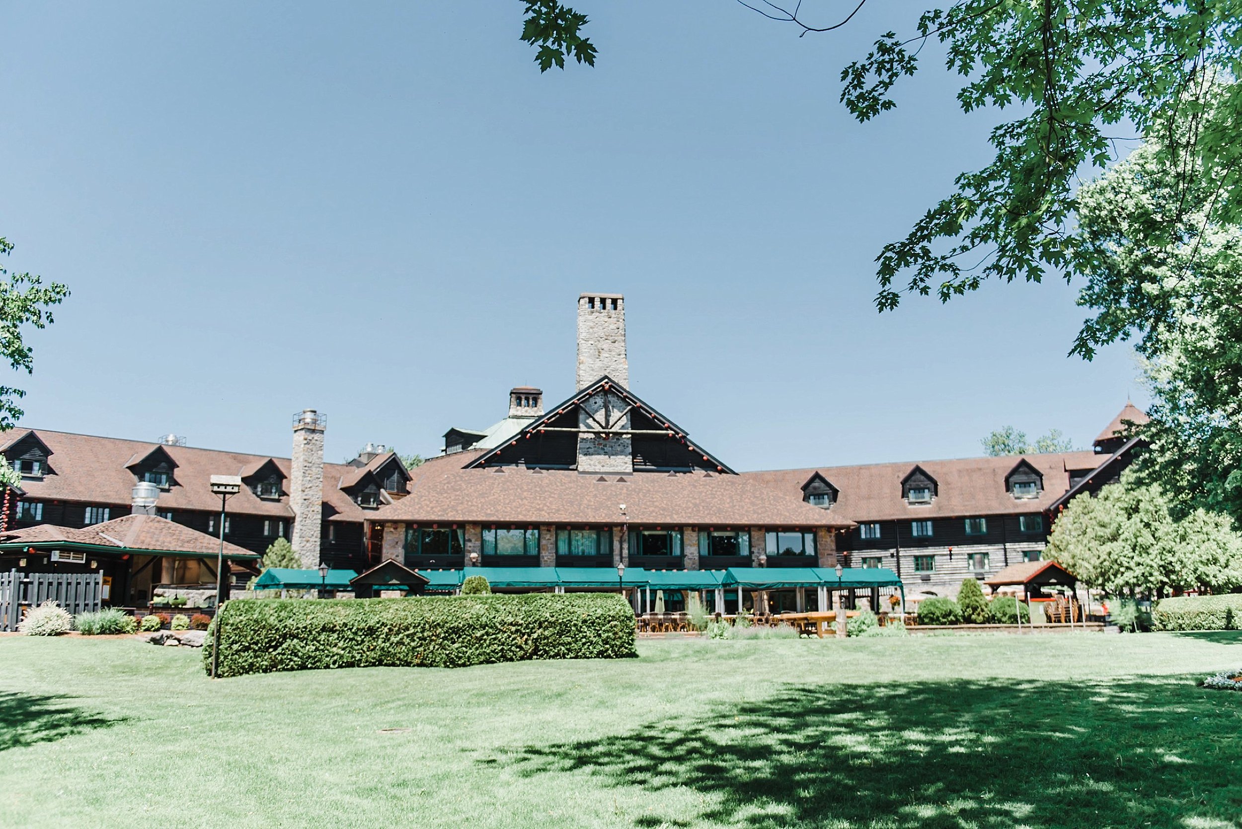  About an hour outside of Ottawa is this luxurious idyllic wedding venue!  We were so lucky to have clear blue skies all day long. 