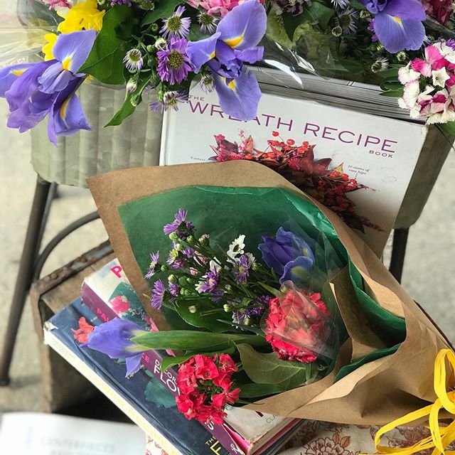 We can&rsquo;t even handle how perfect all the blooms are for tomorrow @reginafarmersmarket 
#flowertruck #marketflurs #stopandsmelltheflowers