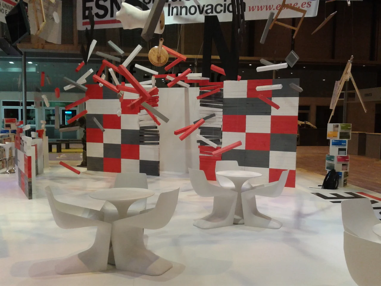 Z_Enrique-Barrera-en-el-stand-de-Aula-300x273 (2).jpg