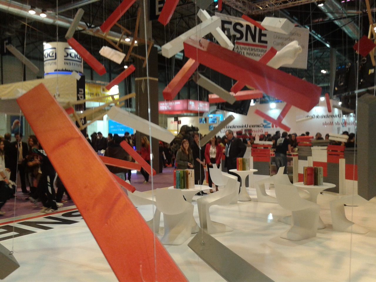 Z_Enrique-Barrera-en-el-stand-de-Aula-300x273 (5).jpg