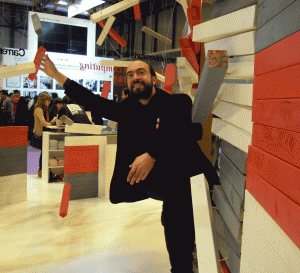 Z_Enrique-Barrera-en-el-stand-de-Aula-300x273 (1).gif