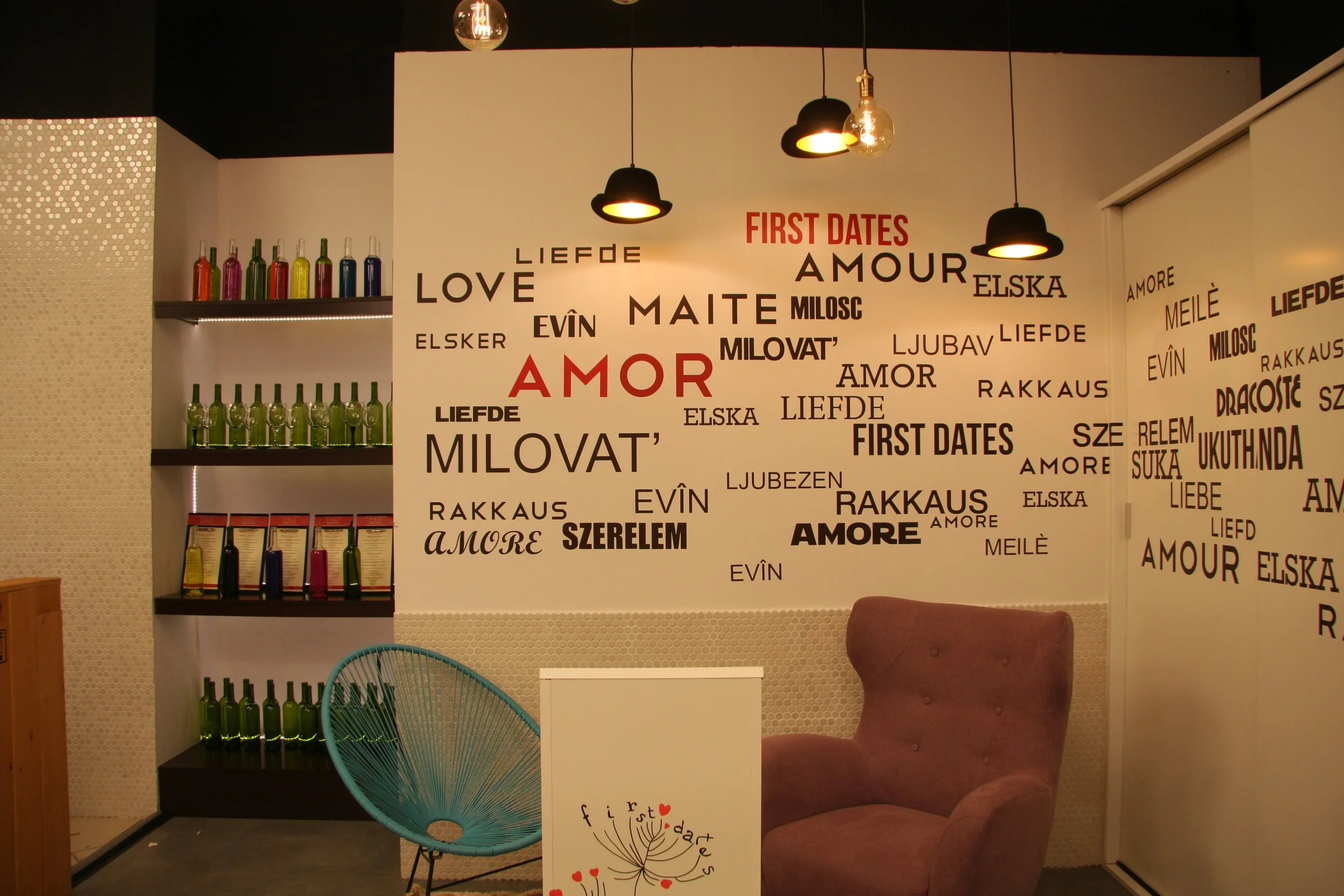  Tres bombines-lámparas de www.lamparayluz.es custodian a Carlos Sobera, en su papel de maitre 