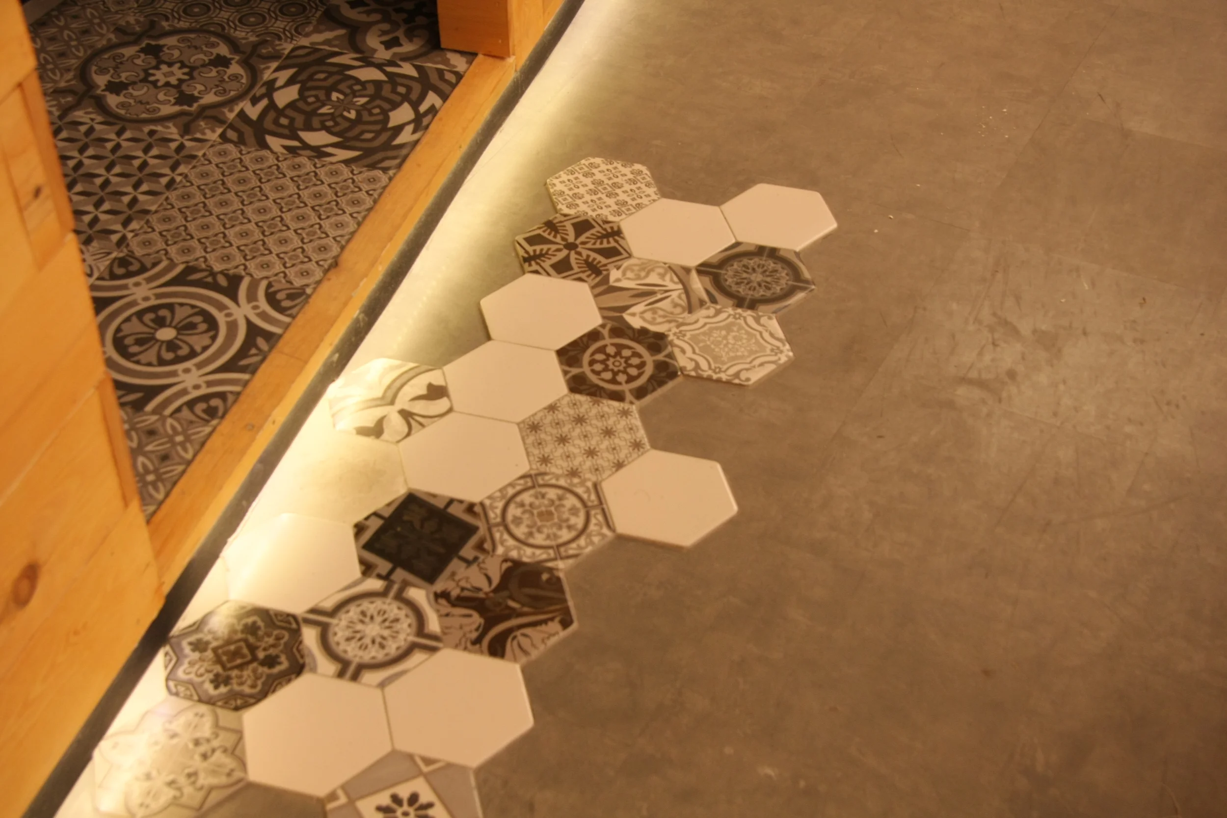  La combinación de diferentes pavimentos, es un elemento a resaltar del proyecto que enfatiza los muy diferentes ámbitos de la sala 