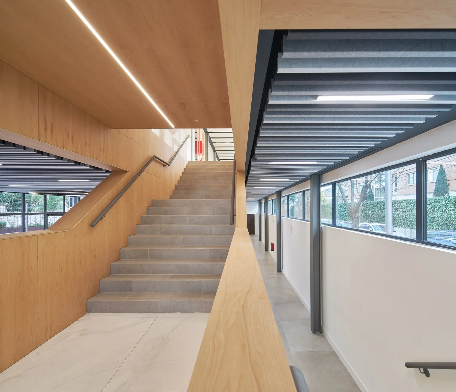 Subida al aulario y bajada a galería de servicios 