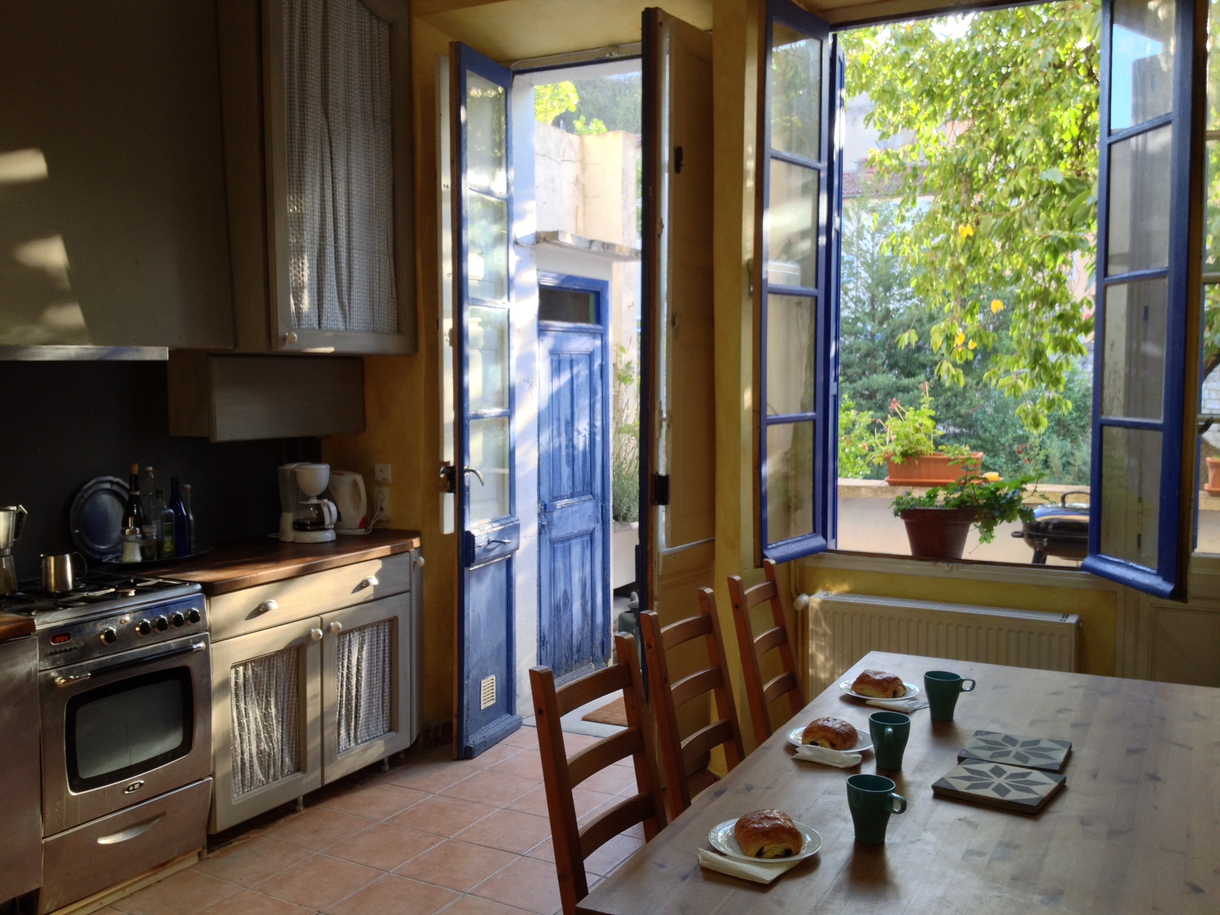 Colourwashing gives a soft, delicate dapple of watery color to a wall, well suited to this countrified kitchen in the south of France.