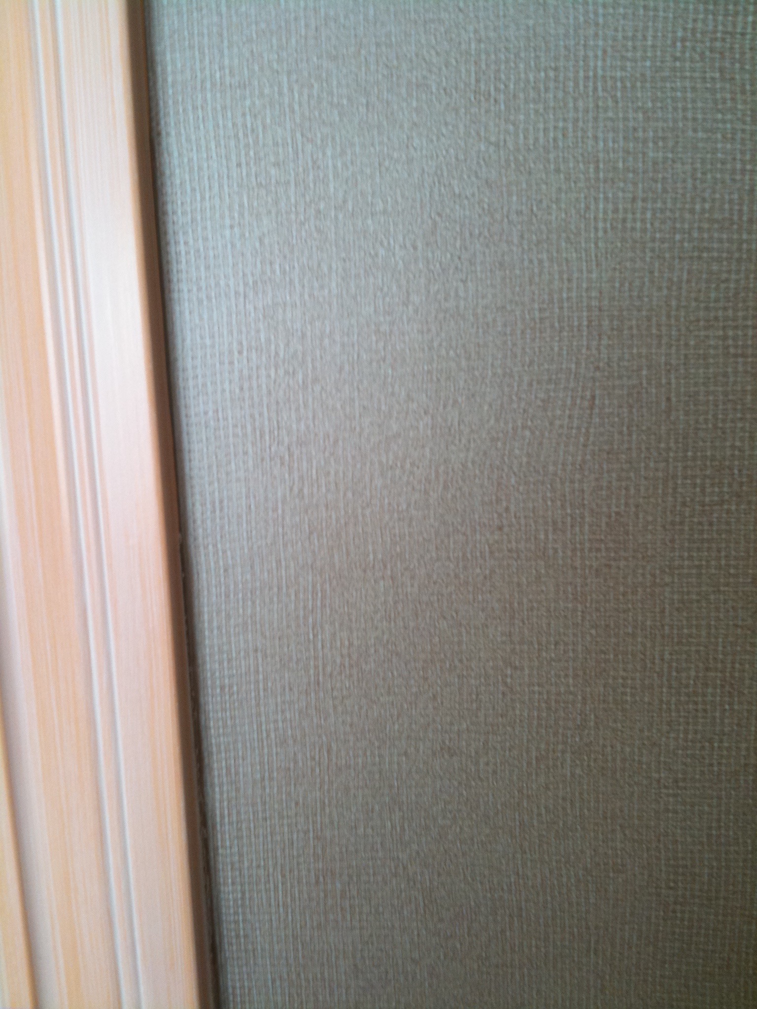 A crossed combed finish is detailed here.