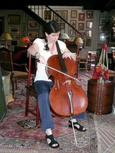 Louise playing Franchomme’s practice cello, at the house of Thierry (last name removed for privacy reasons), its owner.