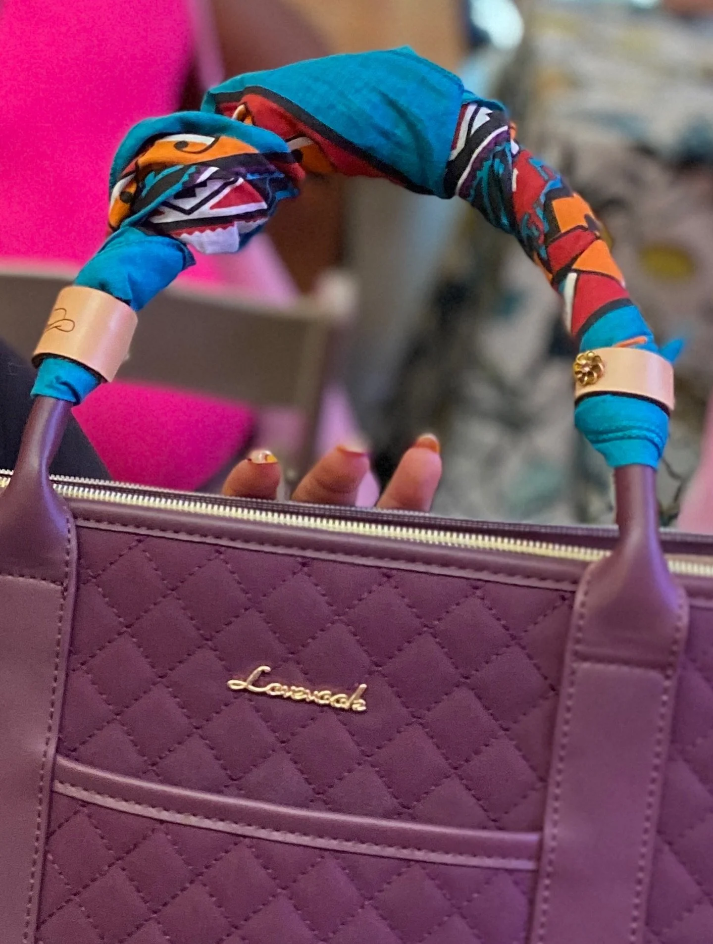 When you spot a past TBB guest out in the wild, and learn a clever new way to style your slides&hellip;thanks Teresa @all_american_sitters!
⁠
#MeetMeAtTheBandanaBar #Nashville #Bandanas #CorporateGifting #TheBandanaBar