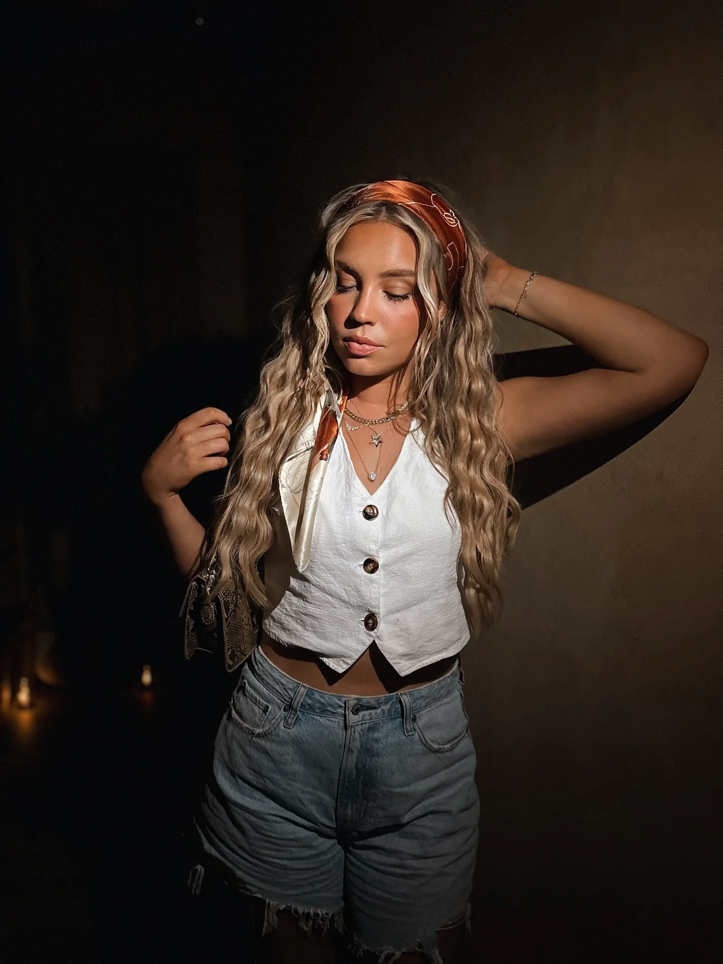 ✨ One bandana, three ways ✨
⠀
#girlsnightout #Nashville
⠀
Featured: 100% silk wild rag (aka extra large bandana) from @tirzahlaneart