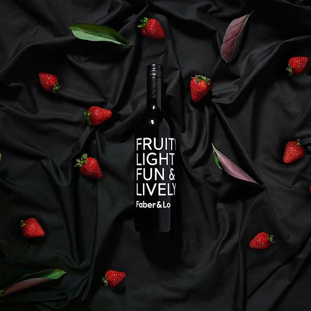 Wine me and dine me.
Design and retouch by @faberandlo
.
.
.
#productphotography #winenight #winelover #packaging #packagingdesign #identity #graphicdesign #graphicdesigner #branding #strawberries #cleaneating #black #flatlay
