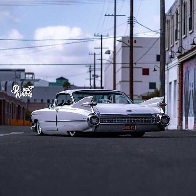 Dope shot of the #CEOSLED courtesy of @donutsnwheels in #DTLA #artsdistrict #59cadillac #laysframe #laidout #bagged #lady #assfordays #iconic #leadsled #art #architecture #camerashy #photography #picoftheday #photoshoot #la #losangeles #fontecustoms 