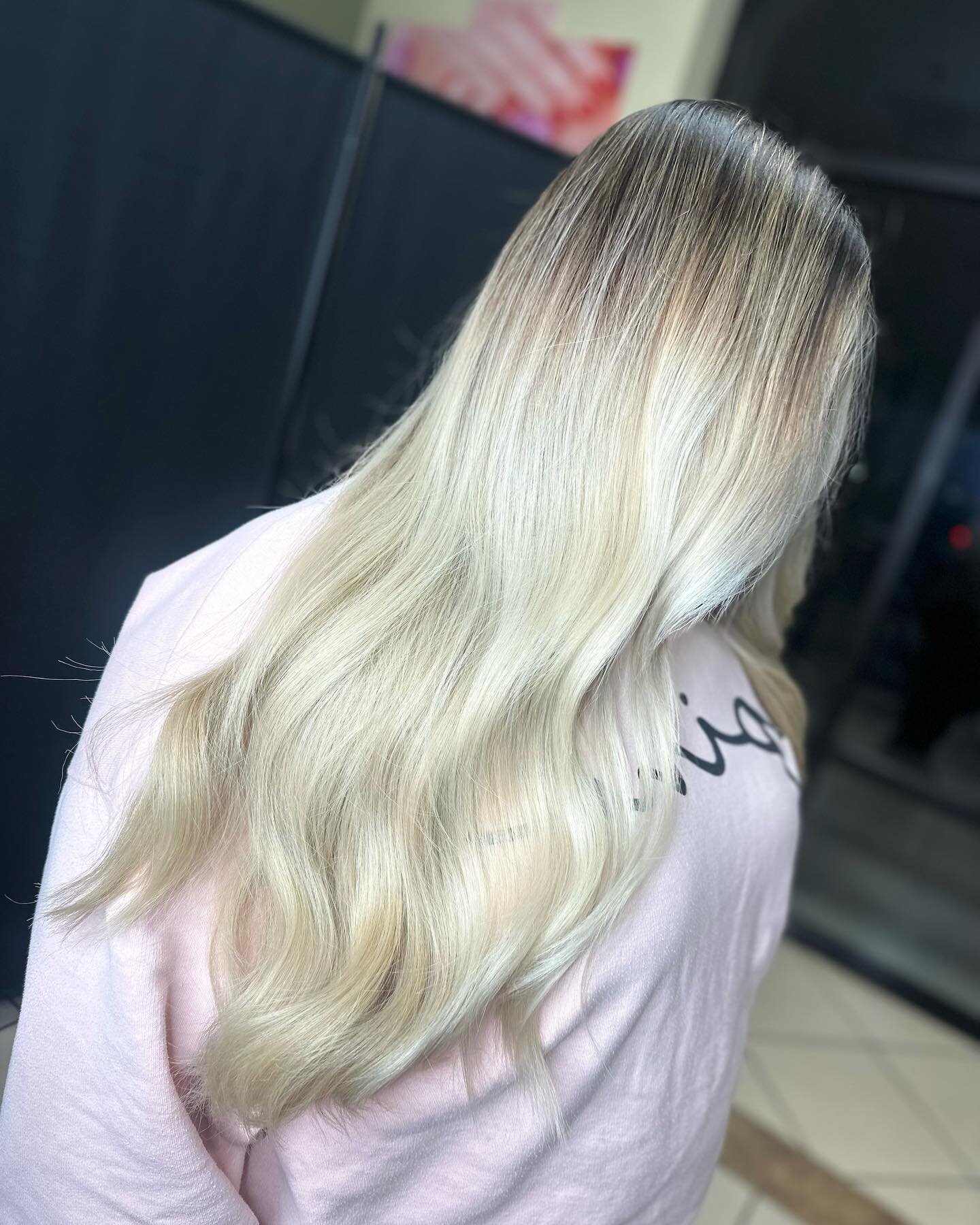 When your client trusts the 10-hour process 💕 This is only her second session &amp; we&rsquo;ve reached her dream hair! 
&bull;

&bull;

&bull;
#blondehairtransformation #blondetransformation #creamyblondehair #creamyblondes #secondsession #softwave