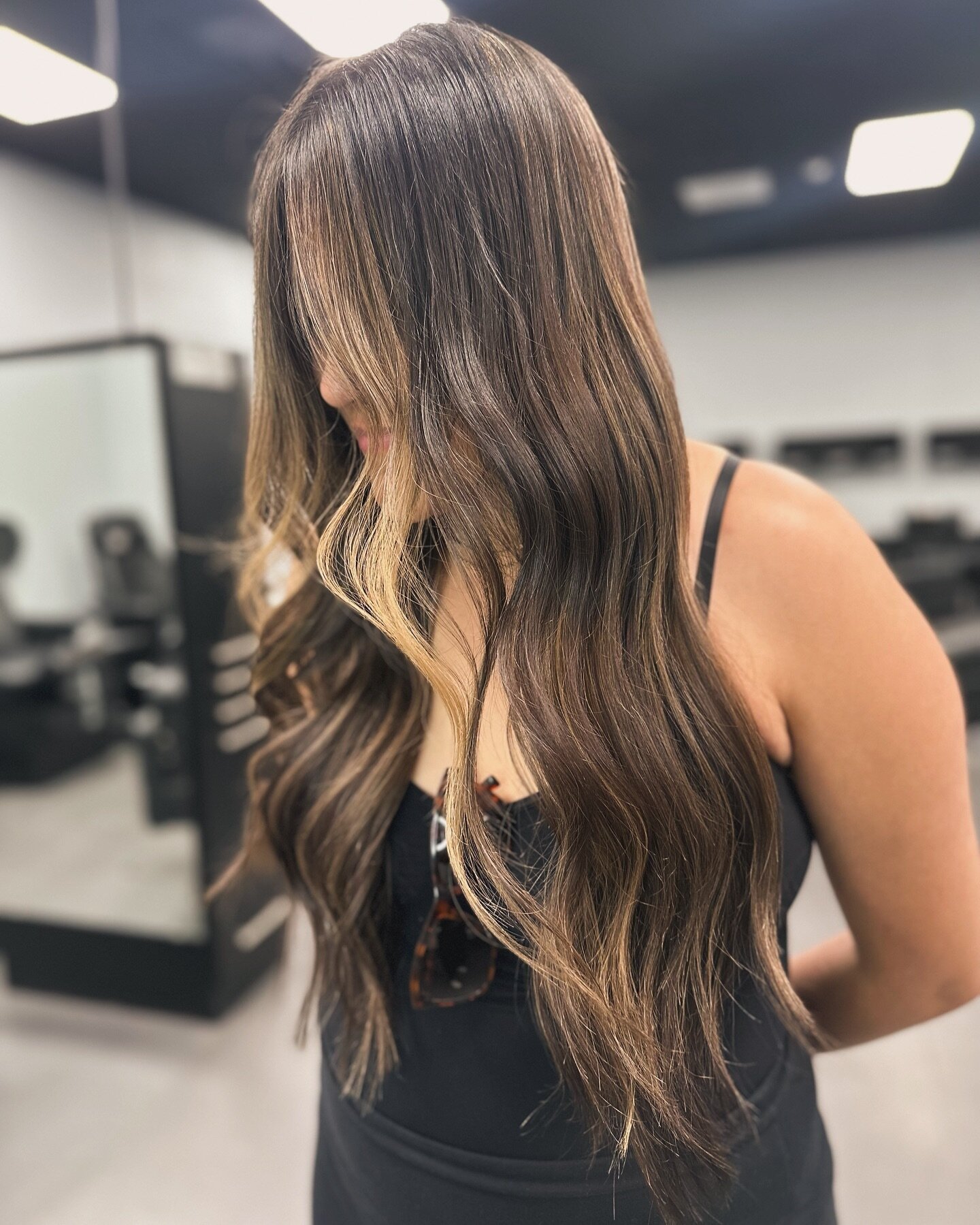 The low maintenance 👑 
I&rsquo;ve been doing her hair for the last 4 years &amp; we only refresh her balayage once a year. 
&bull;

&bull;

&bull;
#adelantohairstylist #adelantohair #adelantosalon #bghussle #victorvillehair #victorvillehairstylist #