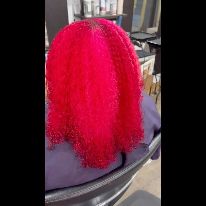 ❤️🩷New color. Same curls 🩷❤️
For all my curly hair girlies who are scared of bleaching their hair, it is absolutely possible to have fun colors and bleach it safely while keeping the integrity of the hair. 

Swipe to see the before!!!! This transfo