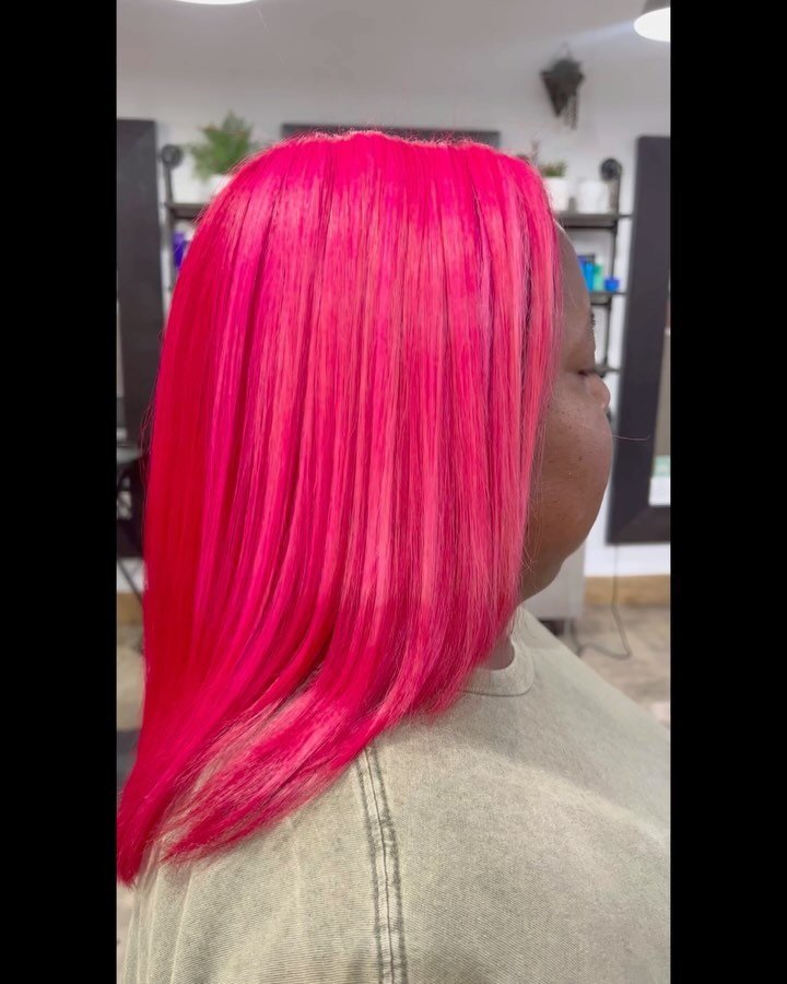 🩷❤️It&rsquo;s giving PowerPuff Girls heart🩷❤️
9.5 hours later. Swipe to see the before! 
&bull;
&bull;
&bull;
&bull;
&bull;
&bull;
&bull;
#ColorBlock #SplitDye #Hairstylist #Colorist #Wella #DangerJones #PulpRiot #PinkHair #RedHair #CreativeColor #