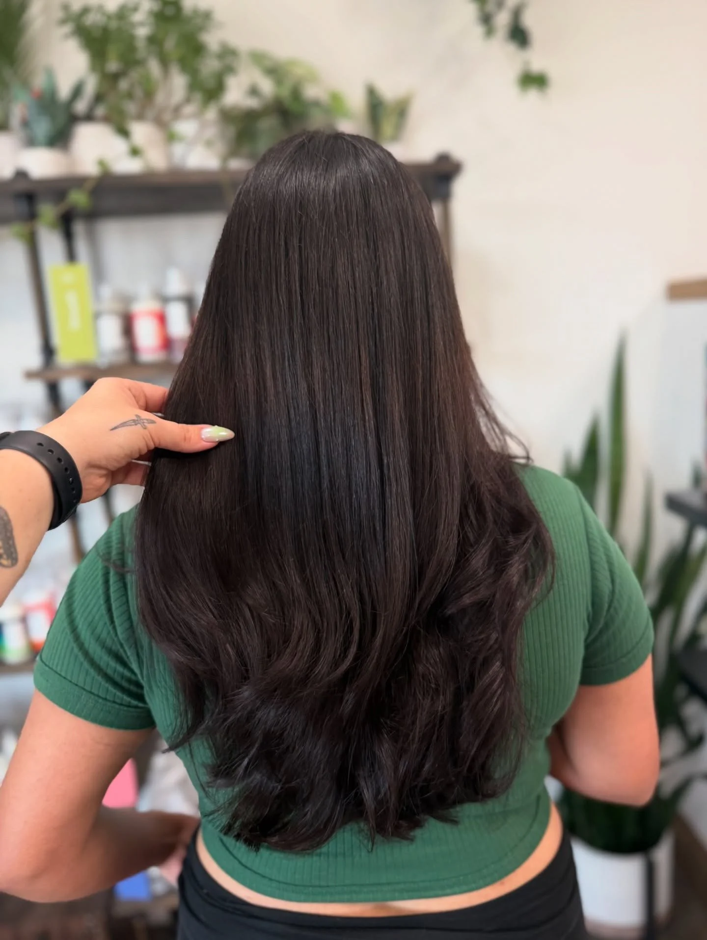 Espresso 🍸
Back to natural for this babe, swipe to be the before 🤎
&bull;
&bull;
&bull;
&bull;
&bull;
&bull;
#Colorist #TheCompoundSalon #CulverCityArtsDistrict #Hairstylist #HairTransformation #CulverCityHair