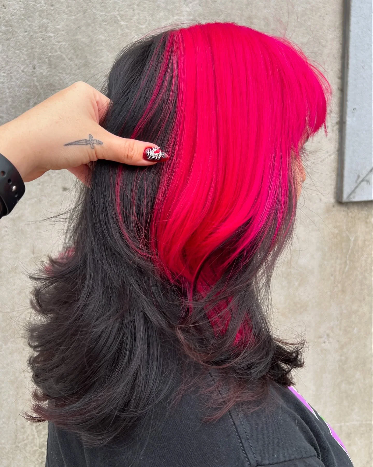 We love a split dye!!! 💅🏻🩷🖤
&bull;
&bull;
&bull;
&bull;
&bull;
&bull;
&bull;
#TheCompoundSalon #CulverCity #SplitDye #PulpRiot #Wella #Hairstylist #Colorist #CulverCityArtsDistrict #WorkFlow #HairByKMejia #CreativeColor