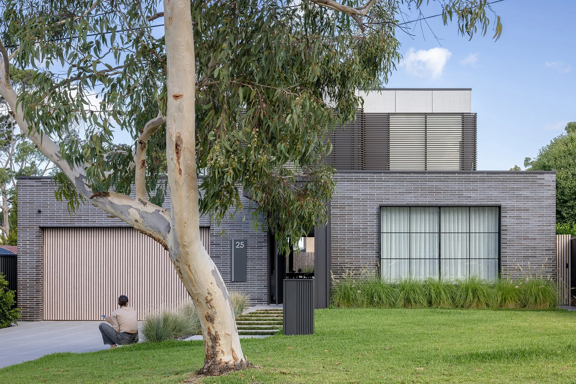  Aperture House - Ryde NSW  A new contemporary dwelling with a central light filled void, providing consistent daylight and framing views of the surrounding gum trees.  Photography: Sara Vita 