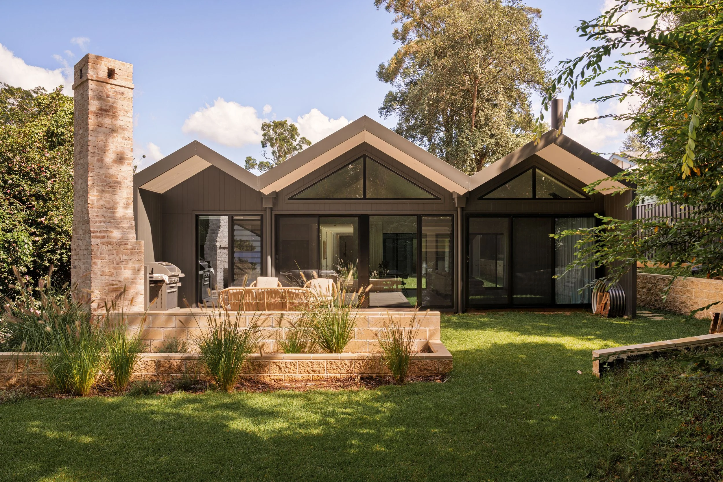  Zig Zag House - Springwood NSW  A contemporary new residence in the Lower Blue Mountains, defined by an undulating roofline that echoes the rhythm and silhouette of the surrounding mountain ranges.  Photography: Merci Creative 