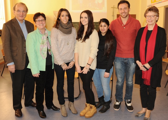 Hans Schoeffel (links) und Ingrid Schoeffel (rechts) zu Besuch bei Schülerinnen und Schülern der geförderten Elise-von-König Schule in Stuttgart. (Bürgerstiftung Stuttgart, 2014)
