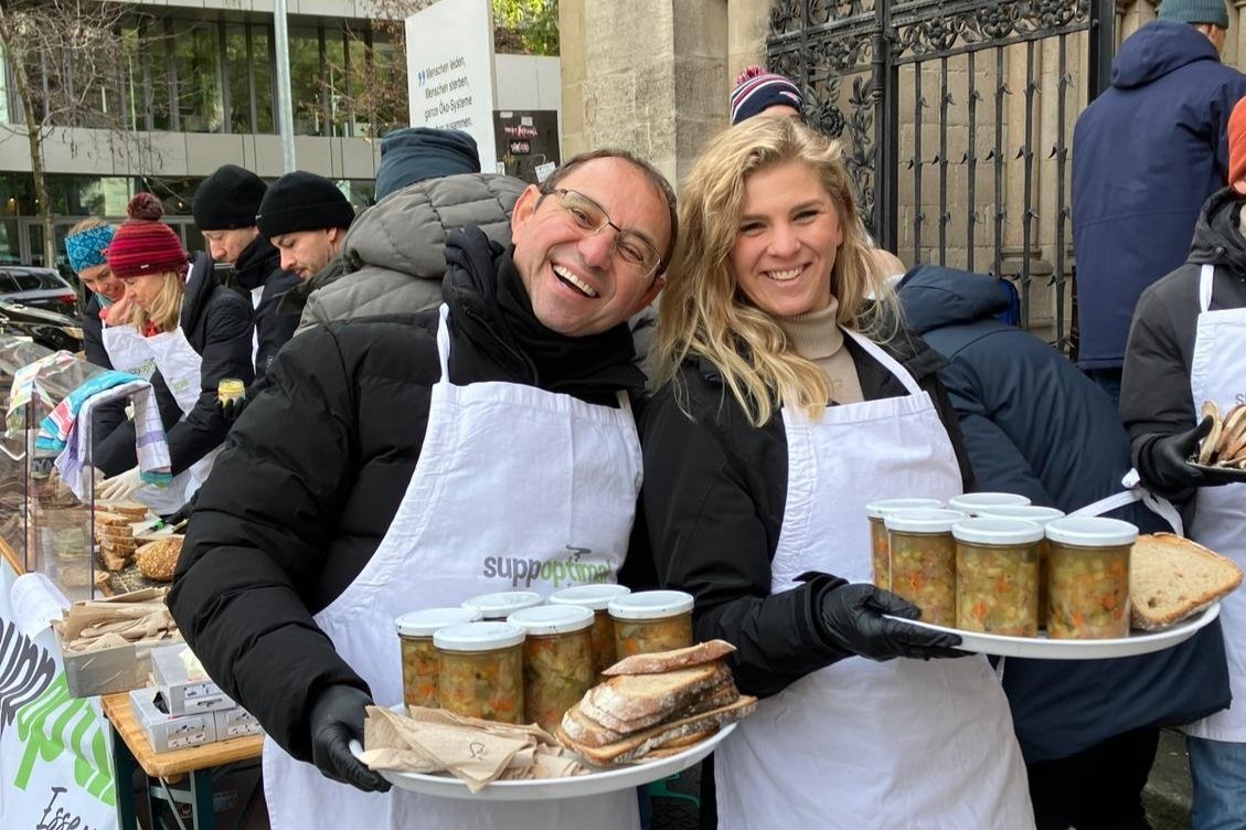 Porsche hilft und kocht bei Essensausgabe