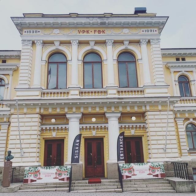 Kaunis VPK talo muuttuu kahden tunnin p&auml;&auml;st&auml; Craft Beer tsembaloiksi ja juhlat jatkuvat aina lauantaihin! ⚡️⚡️⚡️