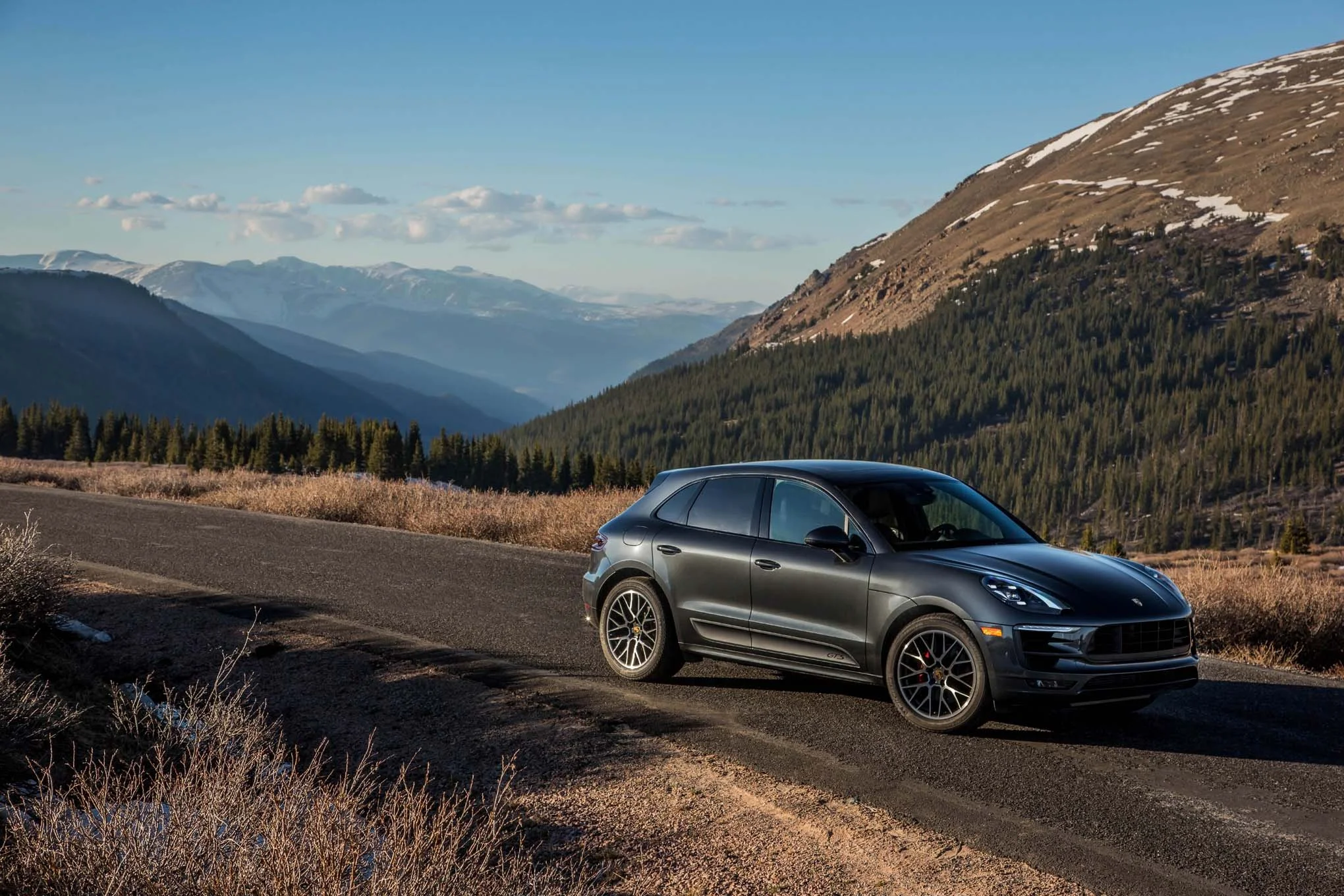 2017-Porsche-Macan-GTS-front-three-quarters-02.jpg